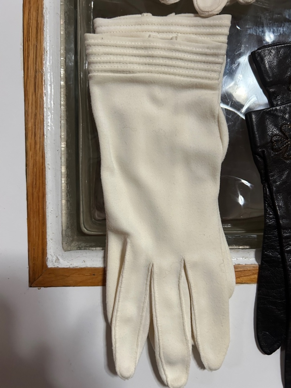 Assorted Women's Gloves - Neutral & Black Leather Pairings small some vintage - Picture 3 of 8
